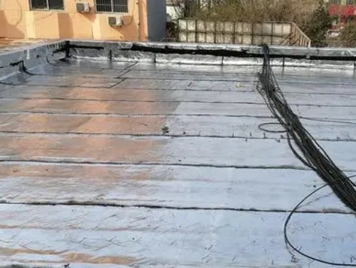 苏州卫生间漏水维修公司分享下苏州屋面楼顶防水刚性防水层施工要点。